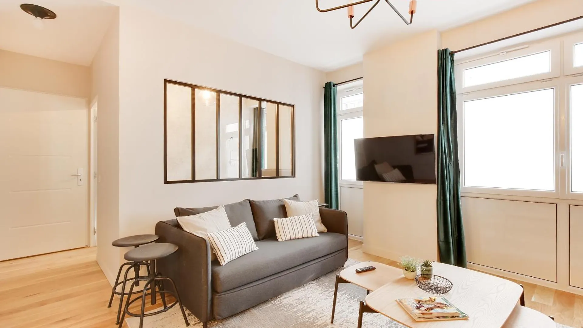 Explore Local Bakeries From A Boho Artist Loft باريس شقة