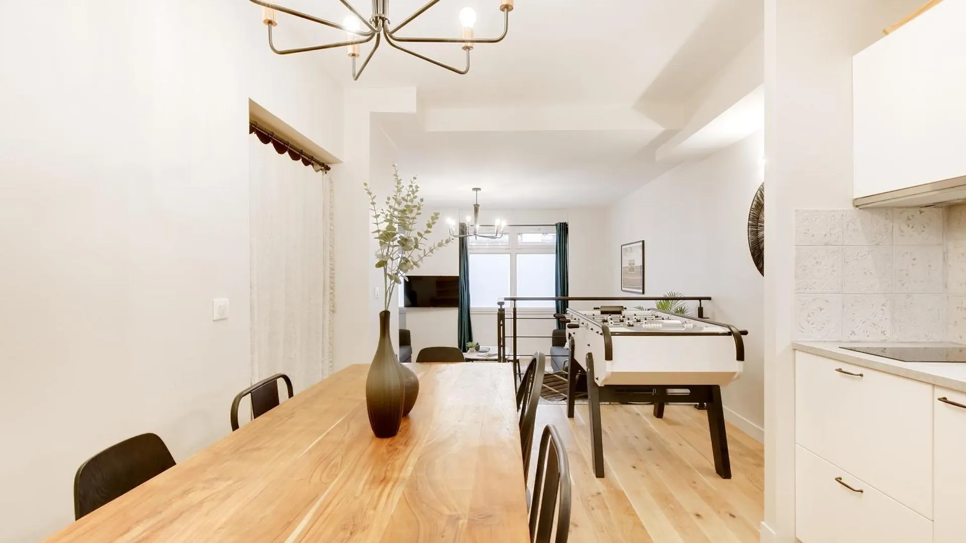 Explore Local Bakeries From A Boho Artist Loft باريس شقة